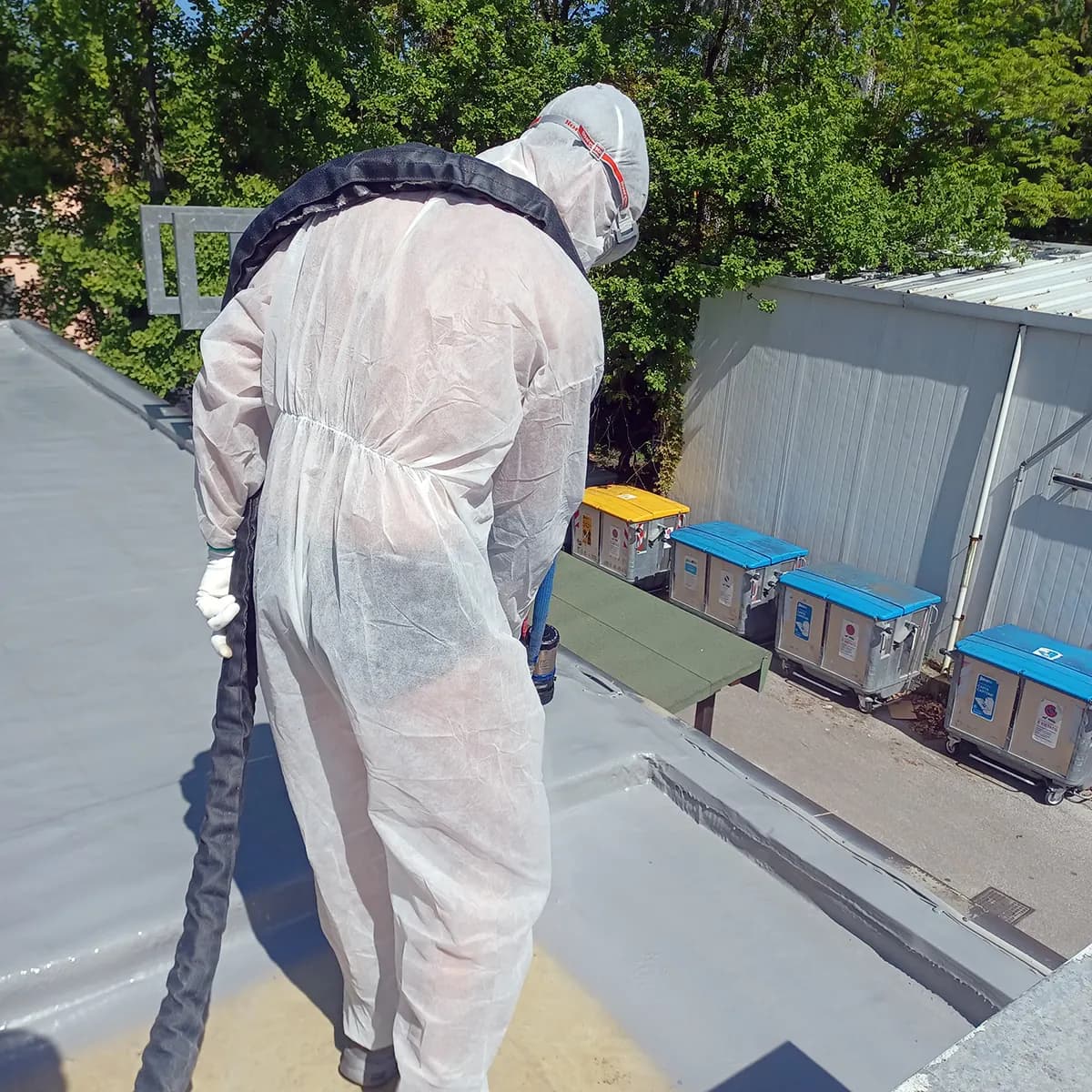 Applicazione in poliurea in un cantiere di Cantieri Riuniti Ferraresi