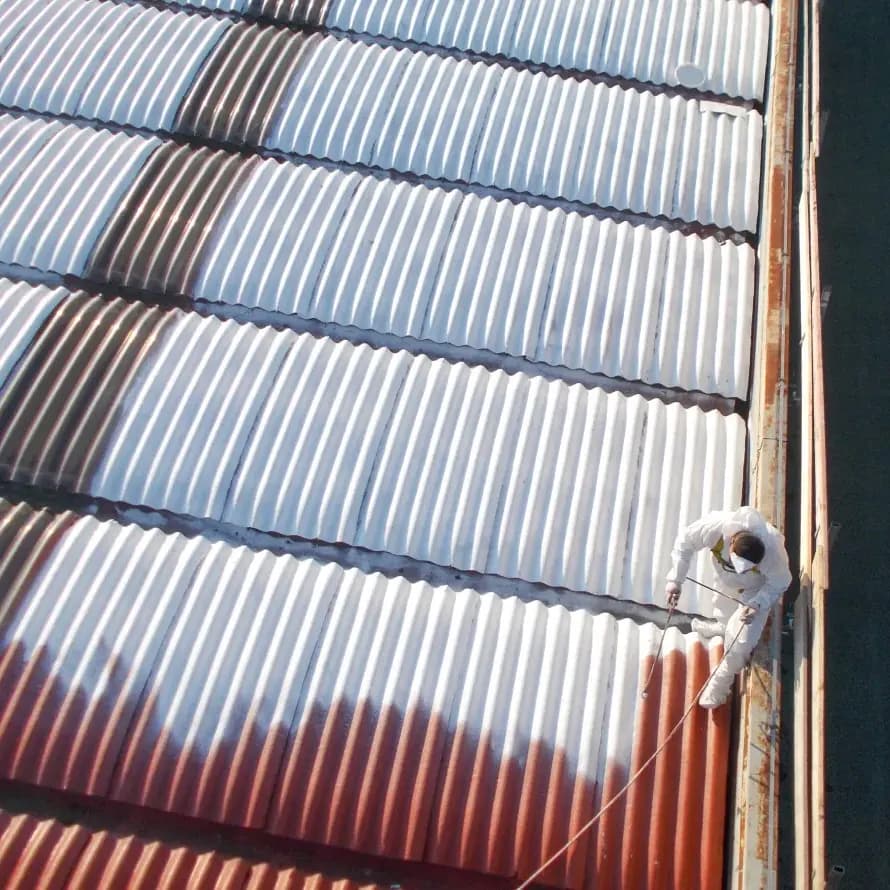 Applicazione di un trattamento sulla superficie di una copertura
